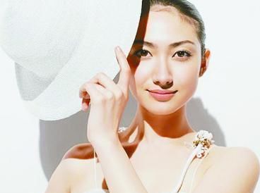  『脸上』为什么精华液不能直接“涂”在脸上？这2个原因或许能够解释！
