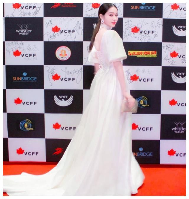 蓝燕走红毯真拼，裙子挖两个洞只留条“线”，但“66发型”亮了！