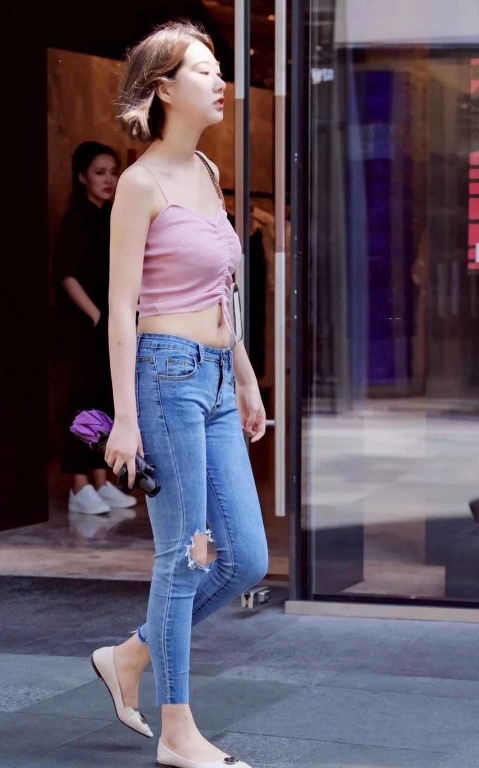 气质小姐姐蓝色紧身牛仔裤搭配粉色吊带装,看似简单背影其实并不
