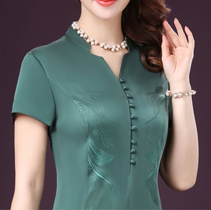 天啊，52岁婆婆真敢穿!“酒红”连衣裙，洋气高贵显年轻20岁