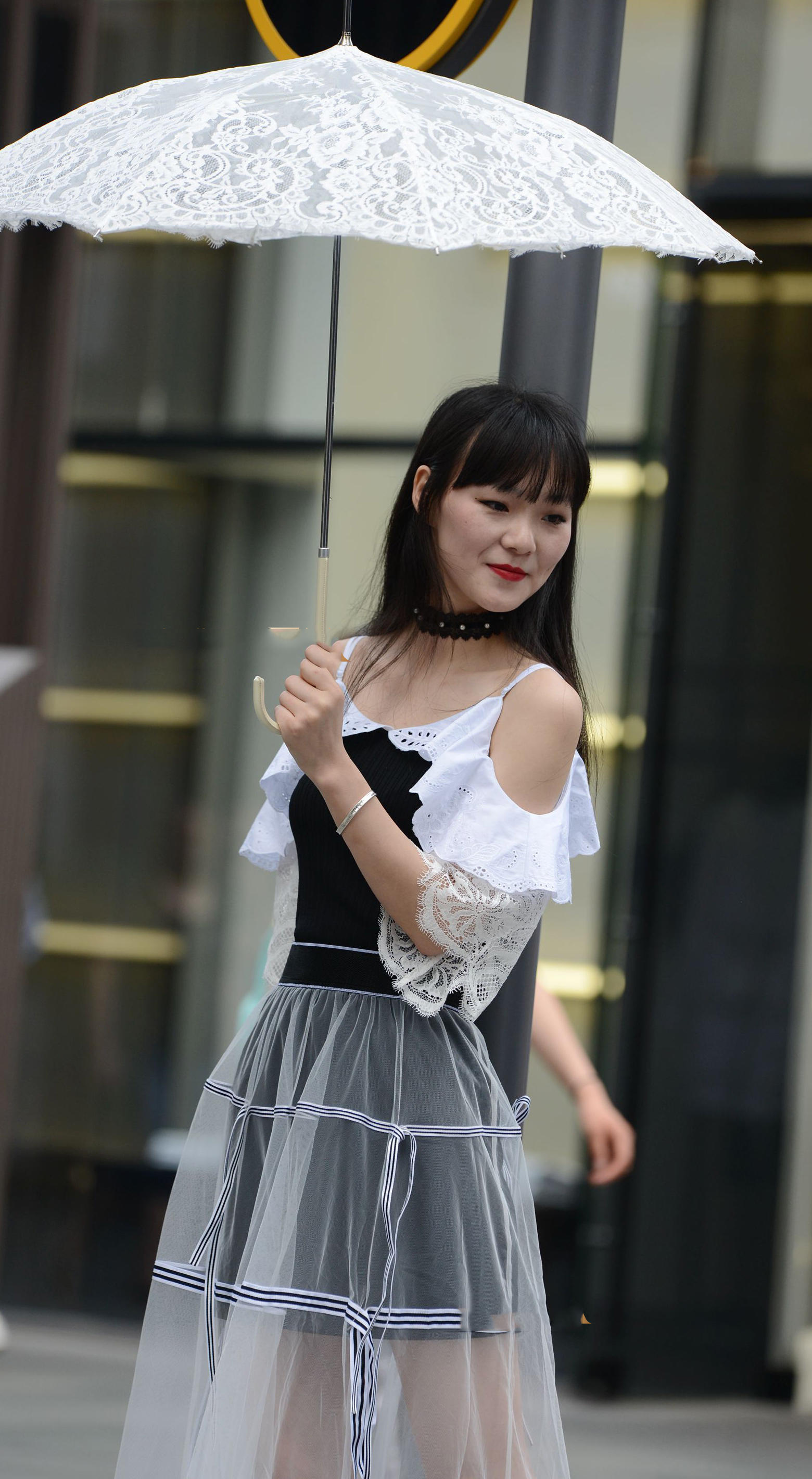 小姐姐穿着轻纱长裙，仿若纯纯少女，手持纯白镂花伞清纯妩媚