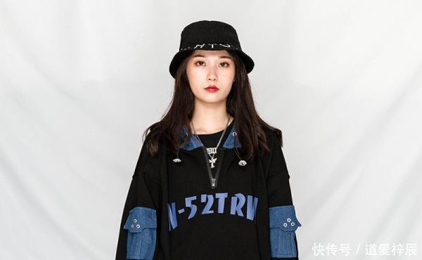  短款卫衣：这才是早春后该有的样子，卫衣+半身裙，时髦耐看接地气