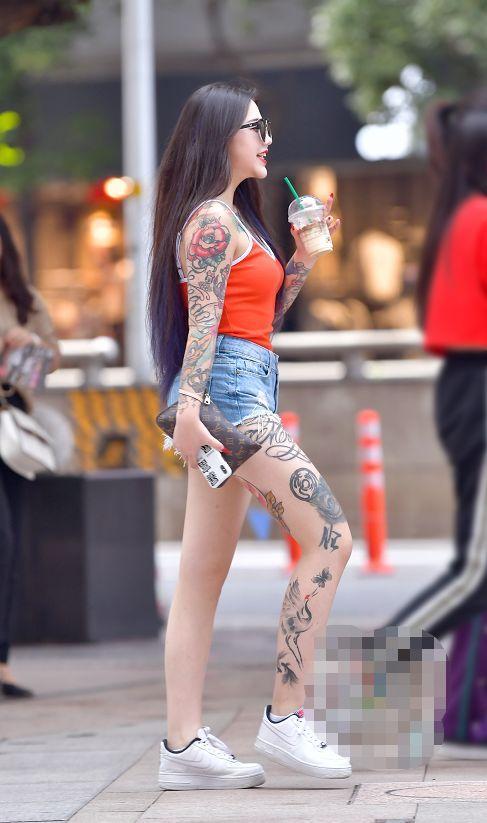 街拍：美女穿“春丽装”，彰显大长腿，露纹身，真是惹不起！
