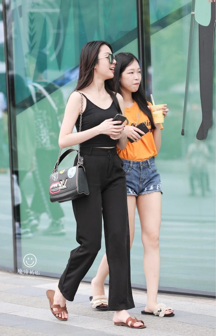 街拍:墨镜小背心,闺蜜有点丑