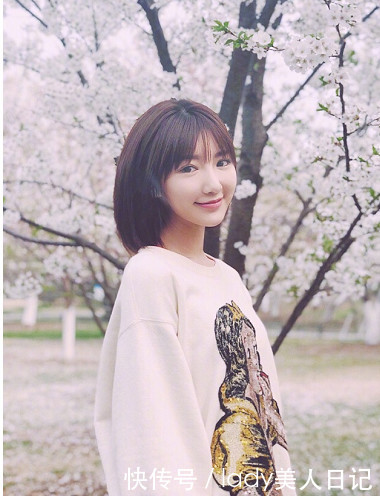 毛晓彤最新时尚造型秀，穿吊带裤的她才是颜值巅峰，贼好看