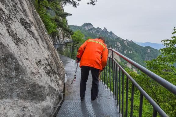 河南尧山的环卫工，在悬崖栈道上工作，每天风雨无阻月入1500