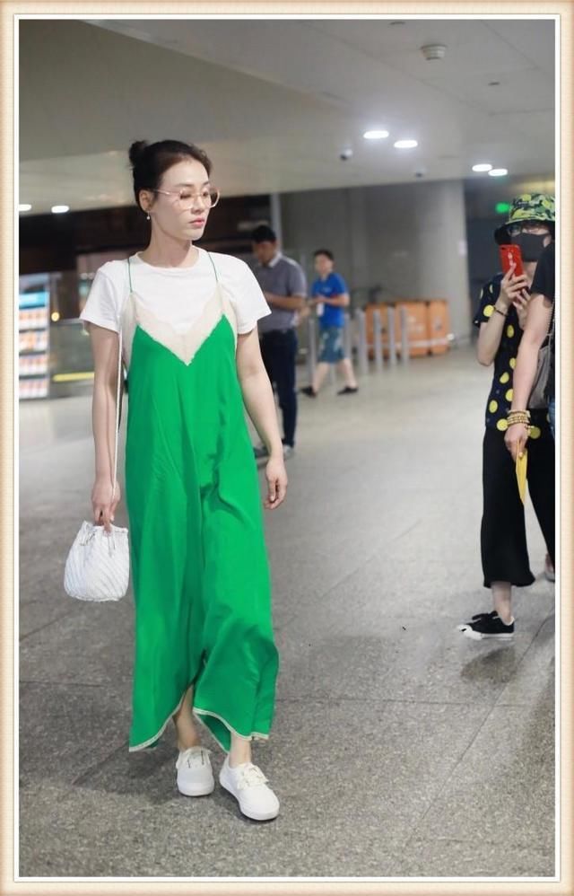 当马思纯和张俪同穿绿色吊带裙，才知道露肩与不露肩的差距有多大