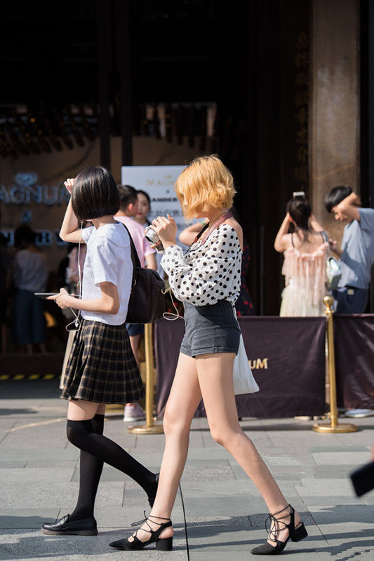 街拍路人，夏季尝试这样穿搭，保准让你成为人群中最亮眼的女神