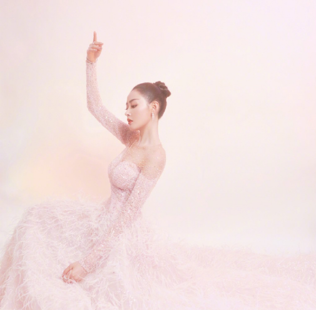 『 张天爱出席时尚先生』粉嫩宛如仙女下凡,好美!张天爱穿粉色羽毛抹胸裙亮相活动