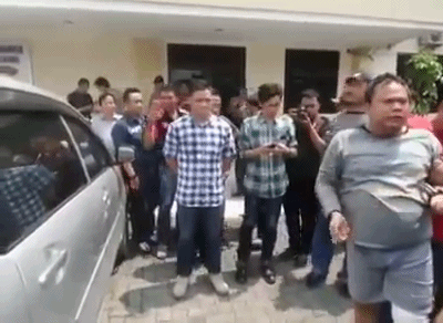 一把粗盐+一把口水能击破车窗?网警辟谣:此“盐”非彼“盐”