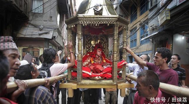 尼泊尔的“活女神”，国王见了都得下跪，必须面无表情，孤独终老