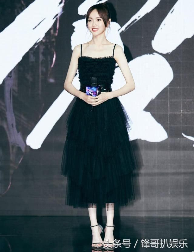 唐嫣又瘦了？裤头宽的包不住衣服，再不系个皮带快挂不住腰了！