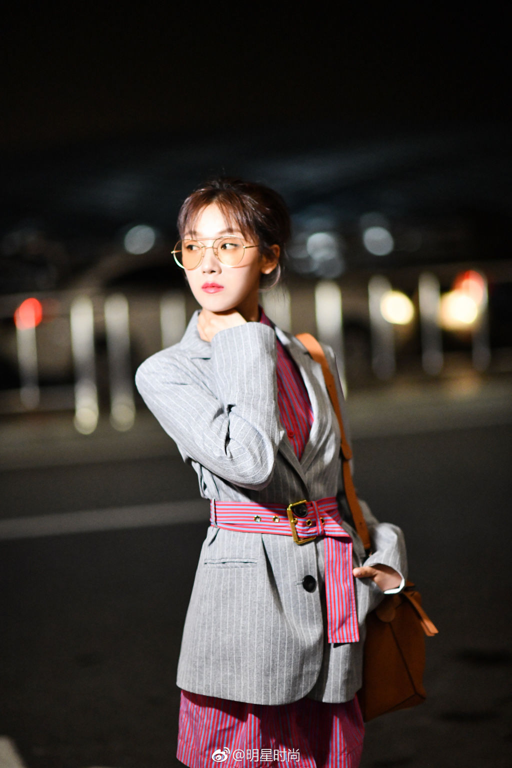 管韧姿时尚街拍大片，夜色下的气质美女格外引人注目