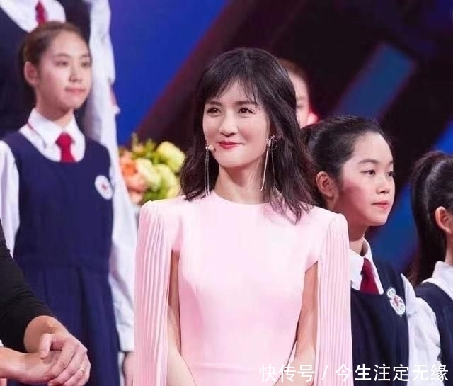  【谢娜】谢娜虽然一直徘徊在争议的边沿，但却活出了真实的自信、美好精致