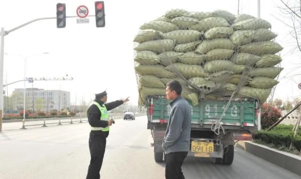 [道路交通]临沂公安交警开展清明节前货运车辆交通违法整治行动