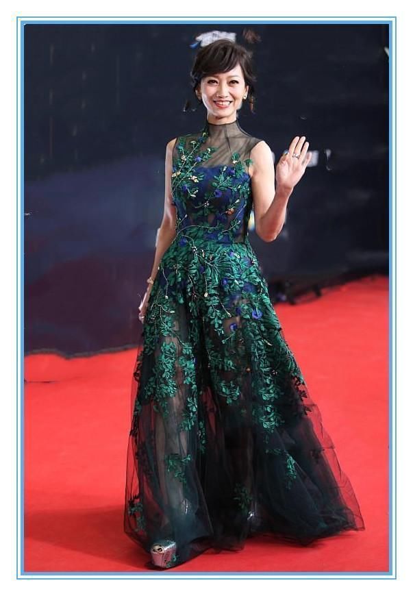 本以为赵雅芝的薄纱裙够透的了，可看到刘晓庆才知道什么叫疯狂！