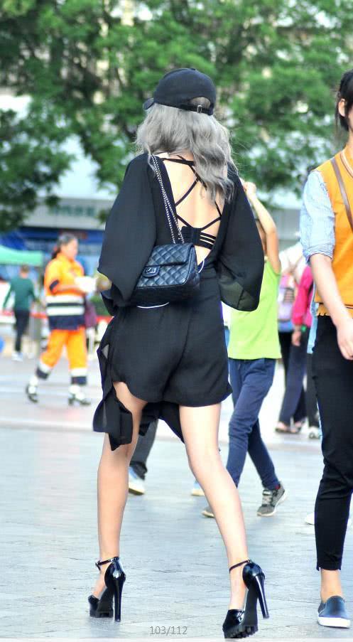 火辣时尚小姐姐黑色深V露背连衣裙露出一片天,吊带透视装霸气外