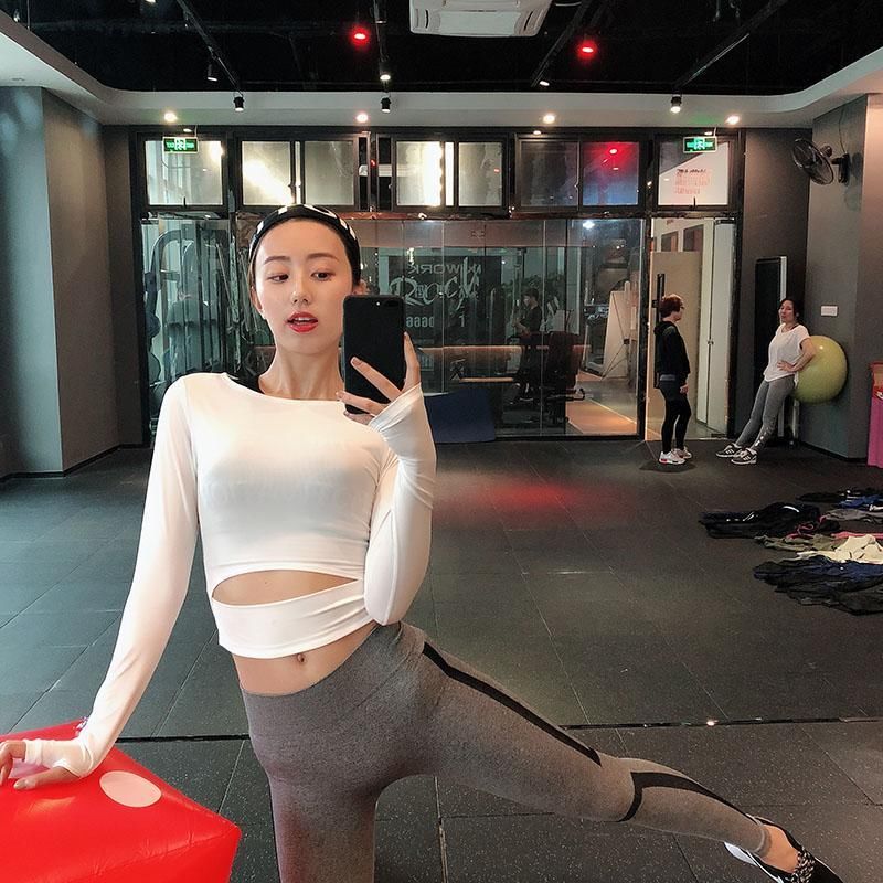 40岁老妈穿这身瑜伽服去健身，光背影就撩动很多人的心，美翻了