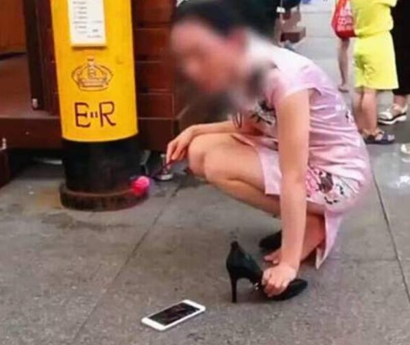 旗袍美女蹲地大哭，边哭便用鞋子狂砸手机，上前了解原因让人不值