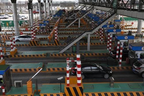  [人工车道]全国高速公路切换新系统首日：ETC收费车道通畅，人工