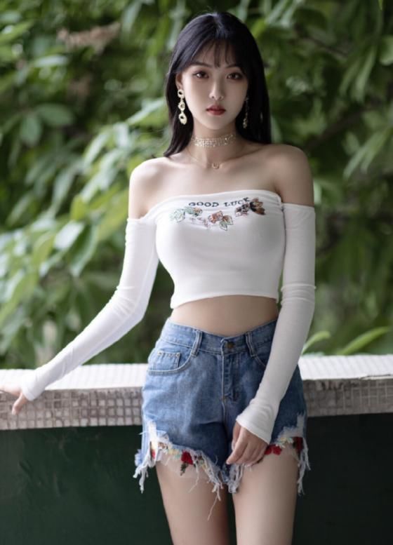  抹胸|抹胸装搭配牛仔裤，散发出美女与众不同的美