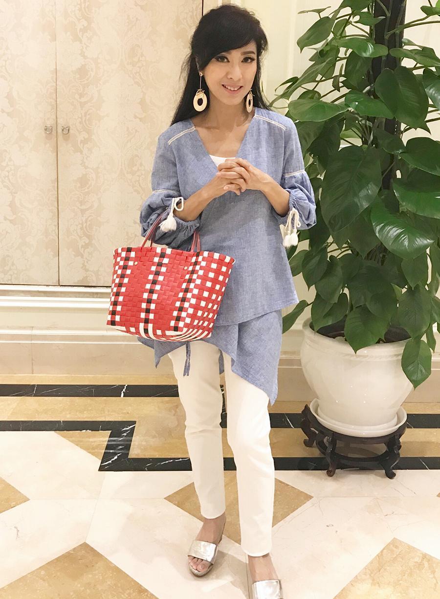 63岁米雪要逆天？穿刺绣连衣裙减龄不够，还扎了少女系的丸子头