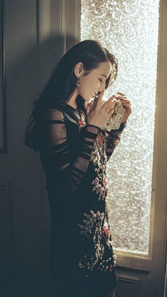 迪丽热巴新图曝光，和李溪芮同框一点没输，网友:梦寐以求的身材