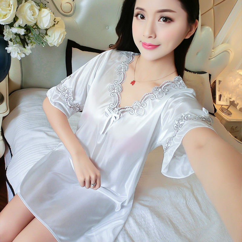 出街穿得保守,居家学穿些小性感睡衣吧,提升下穿衣品味