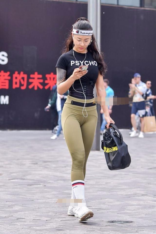修身的健身裤当时装裤穿，并不只是瘦女人的专利!