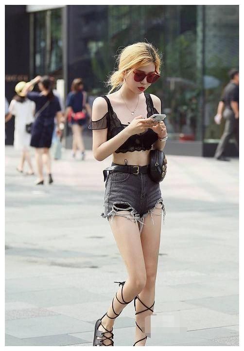 街拍：图1美女竟然把“蕾丝内衣”外穿，真是亮瞎双眼