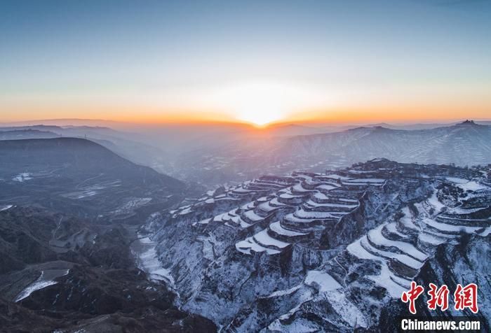 航拍甘肃临夏雪后梯田：“三色” 扮靓层峦叠嶂