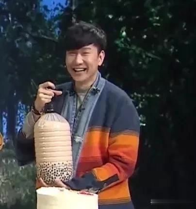  [蛋糕]阿信林俊杰一起做蛋糕庆生，周杰伦委托阿信送上奶茶