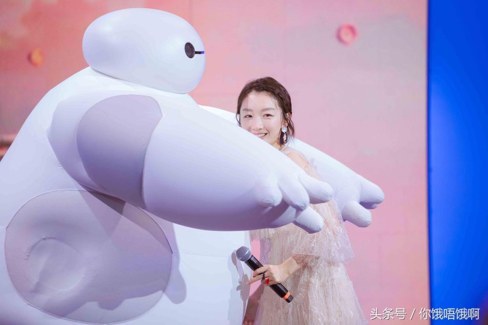 身高一米六的周冬雨 穿上高跟鞋腿长被拉到一米八 实在太不合理了