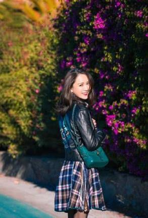 39岁陈乔恩真厉害！大妈印花连衣裙穿出飘逸感，网友：有颜任性