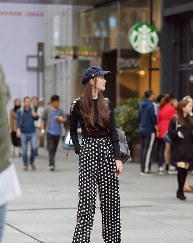  红色|街拍:靓女穿红色的v领连衣裙,显得更加的有魅力