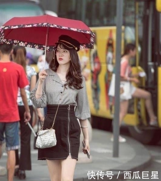 气质|气质的街拍:年轻自信的美女,穿出独特的气质感