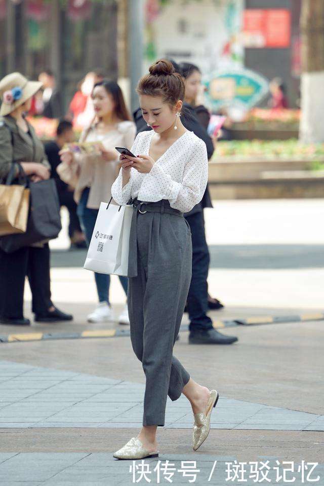 街拍：图三小姐姐紧身牛仔裤配白色小西服，颜值和身材都很赞！