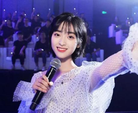 沈月只是剪了发型，160cm穿搭出180的气场，网友：这发型看了想剪