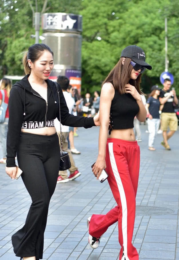 穿搭时尚的小姐妹一起逛街，闺蜜太让人尴尬了