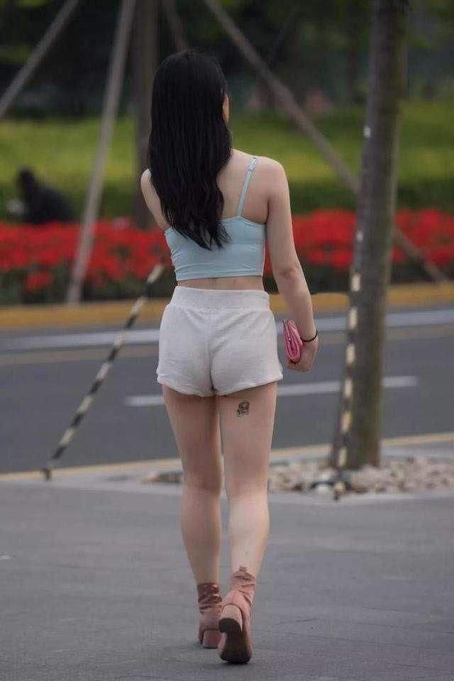 颜值和上半身都无可挑剔的美女，输在了一双腿上!