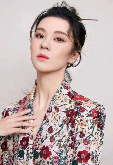  【身穿】郁可唯也太敢挑战了，身穿印花西装裙配上圆扇，有股浓郁的复古感