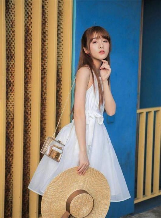 被徐娇不穿汉服的样子惊艳到了！黑色衬衫搭长裤，完全认不出！