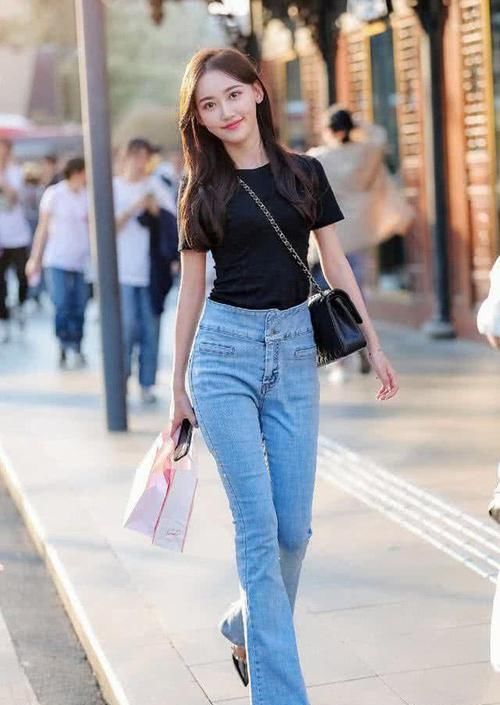 展现■街拍：展现小女生气质，笑容甜美可人
