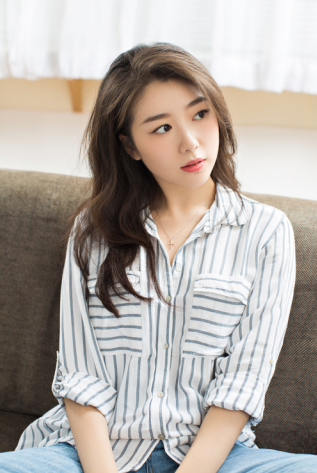 肖垚曝“阳光味”写真 纯净眼眸浸染俏皮可爱