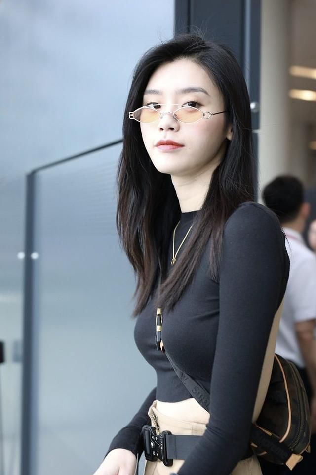 奚梦瑶穿露背T恤大秀性感，裤子太紧勒出赘肉，网友：她住机场？