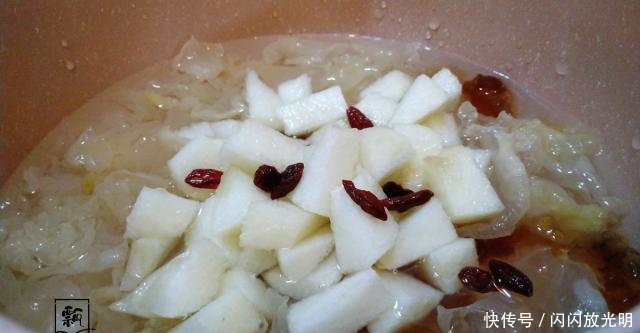  「女人」天干风大，这汤女人多喝，加雪梨炖，肌肤水嫩皱纹减，胜过敷面膜！