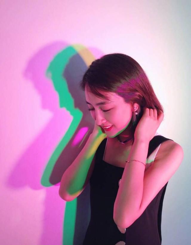 黑色连衣裙现在不流行？别逗了，马苏穿起来各种美