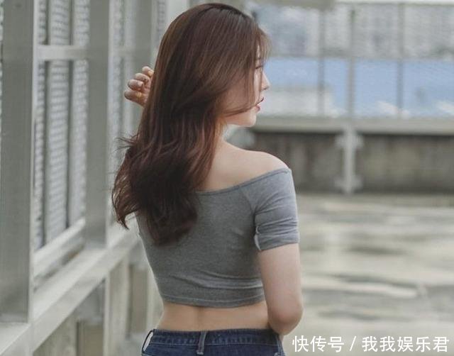 牛仔裤小姐姐身材真好，浑身上下充满着青春时尚！