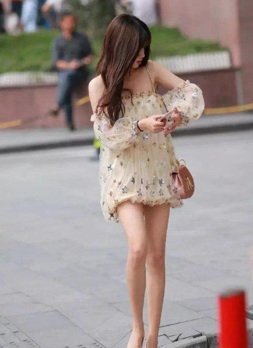 街拍：貌若天仙的牛仔裤小姐姐，释放靓丽清新的优雅女人味儿！