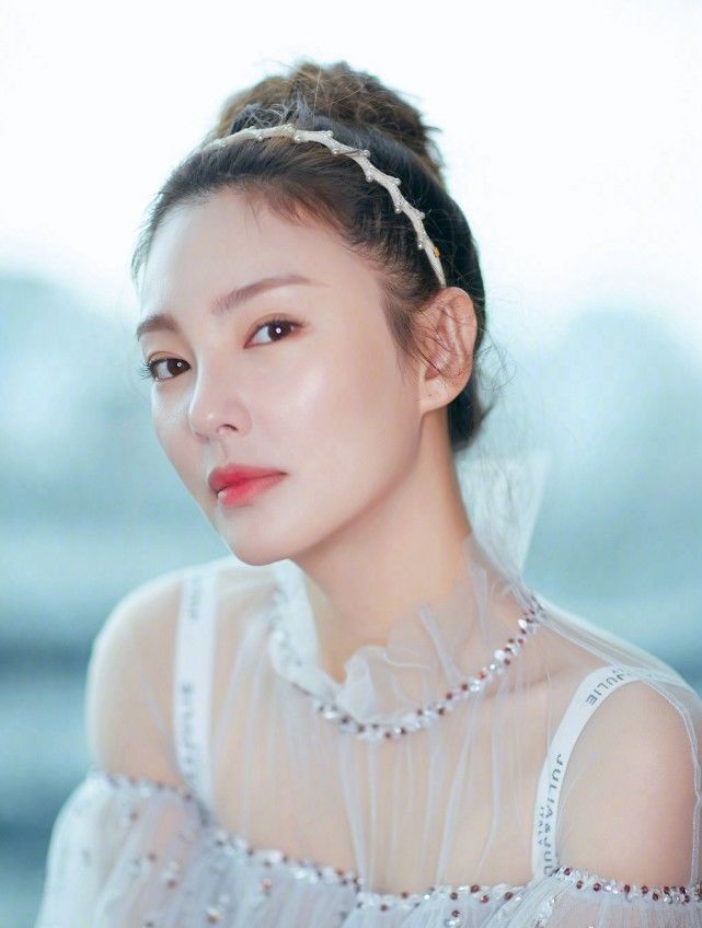 张雨绮产后身材未恢复,穿仙女裙壮得虎背熊腰,修不修图差别很大